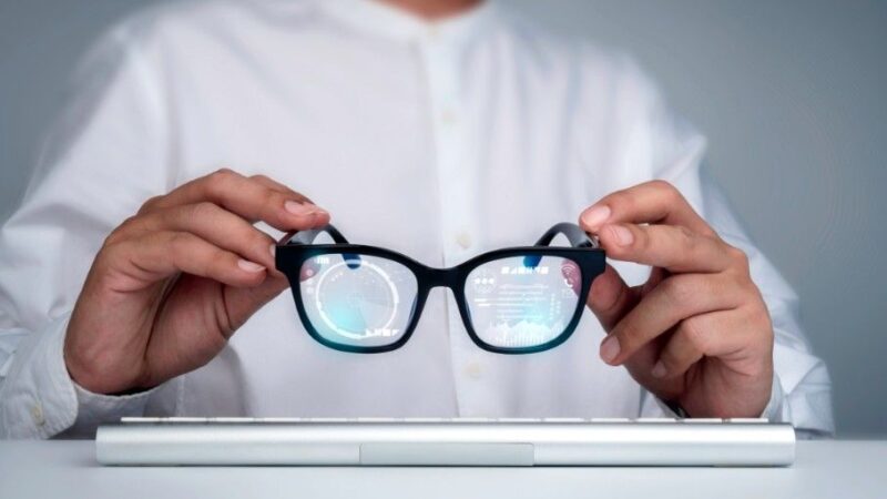 Hub.xyz and PlayAI bring smart glasses on-chain